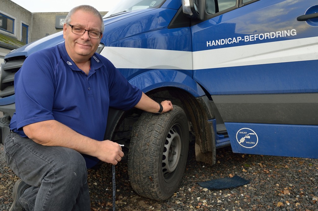 Jesper Ramlau Thomasen, Handicap-Befordring: Vi skal kunne bringe handicappede borgere sikkert frem i al slags vejr, derfor er alle vore 340 minibusser monteret med vinterdæk.
(Foto: Michael Eisenberg)